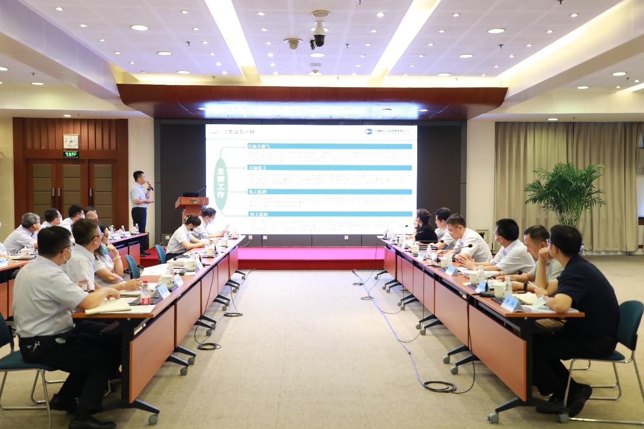 苟护生董事长调研石化轻纺业务部.jpg 苟护生董事长调研石化轻纺业务部.jpg