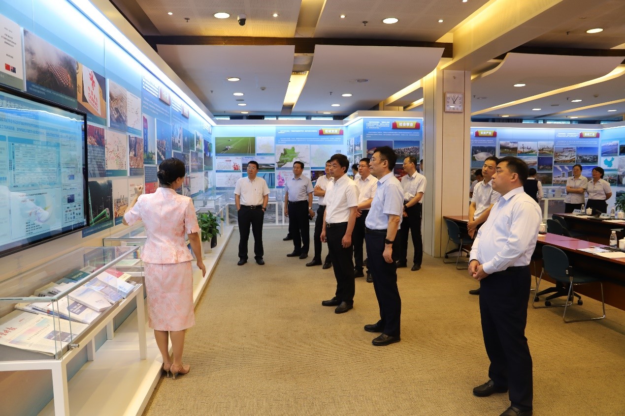 万搏网站领导与东北大学校长、中国工程院院士冯夏庭一行座谈交流1.jpg 万搏网站领导与东北大学校长、中国工程院院士冯夏庭一行座谈交流1.jpg