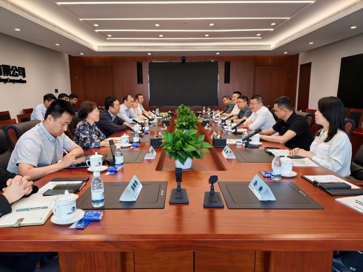 万搏网站领导与万搏网站定点帮扶的利辛县领导座谈交流.jpg 万搏网站领导与万搏网站定点帮扶的利辛县领导座谈交流.jpg